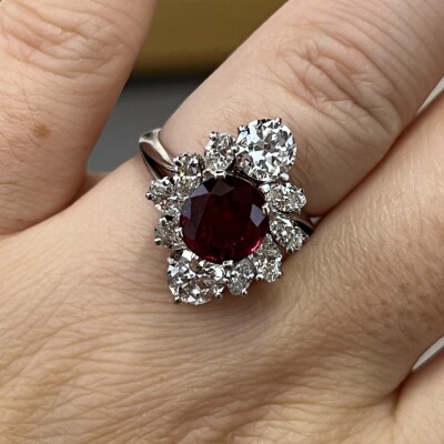 Bague Marquise en or blanc, rubis du Siam rouge intense de taille ovale de 1,90 carat, diamants marquise pour 0,60 carat et diamants pour 1,40 carat