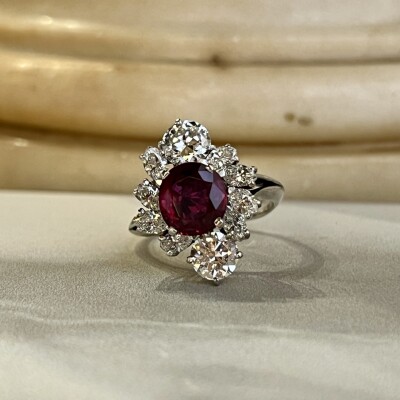 Bague Marquise en or blanc, rubis du Siam rouge intense de taille ovale de 1,90 carat, diamants marquise pour 0,60 carat et diamants pour 1,40 carat