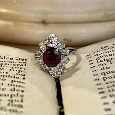 Bague Marquise en or blanc, rubis du Siam rouge intense de taille ovale de 1,90 carat, diamants marquise pour 0,60 carat et diamants pour 1,40 carat