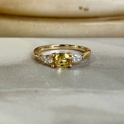 Bague Mademoiselle en or jaune, saphir jaune de taille ovale de 0,76 carat et diamants de taille poire