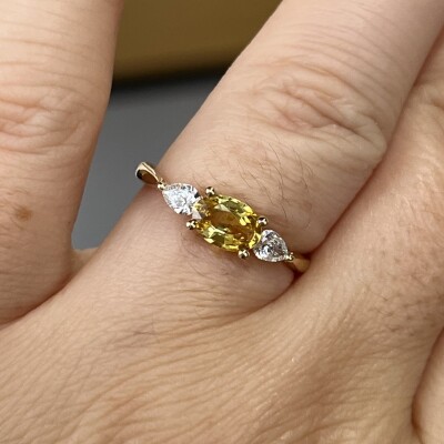 Bague Mademoiselle en or jaune, saphir jaune de taille ovale de 0,76 carat et diamants de taille poire