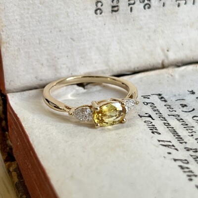 Bague Mademoiselle en or jaune, saphir jaune de taille ovale de 0,76 carat et diamants de taille poire