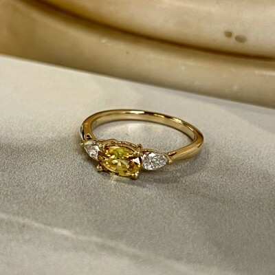 Bague Mademoiselle en or jaune, saphir jaune de taille ovale de 0,76 carat et diamants de taille poire