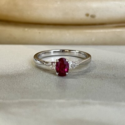 Bague Mademoiselle en or blanc, rubis de taille ovale de 0,72 carat et diamants de taille poire
