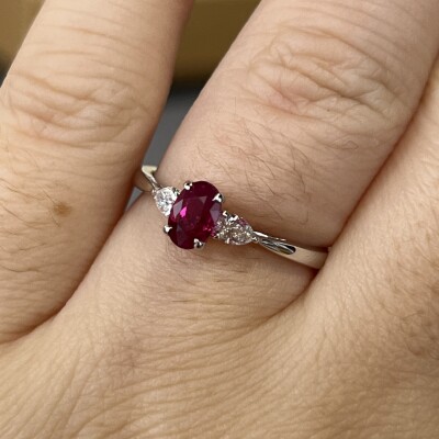 Bague Mademoiselle en or blanc, rubis de taille ovale de 0,72 carat et diamants de taille poire