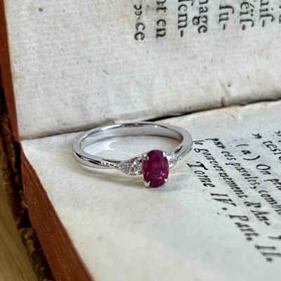 Bague Mademoiselle en or blanc, rubis de taille ovale de 0,72 carat et diamants de taille poire