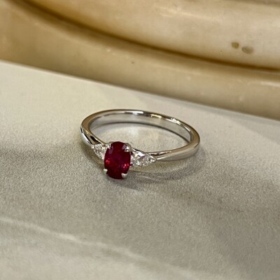 Bague Mademoiselle en or blanc, rubis de taille ovale de 0,72 carat et diamants de taille poire