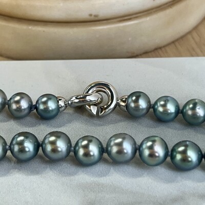 Collier en or blanc et perles de Tahiti