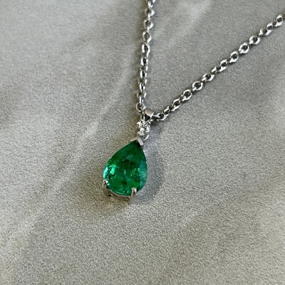 Collier Absolu en or blanc, émeraude de taille poire de 0,92 carat et diamant