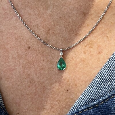 Collier Absolu en or blanc, émeraude de taille poire de 0,92 carat et diamant