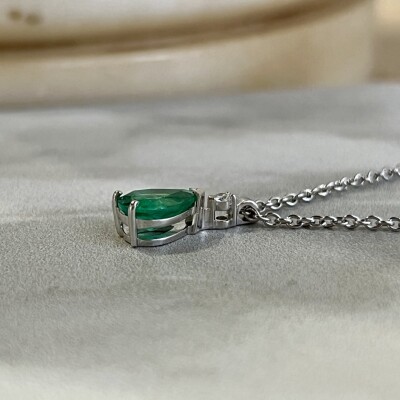 Collier Absolu en or blanc, émeraude de taille poire de 0,92 carat et diamant