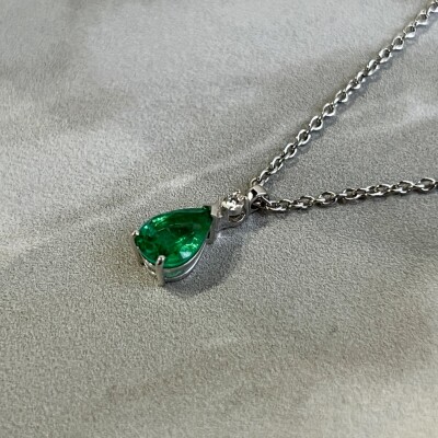 Collier Absolu en or blanc, émeraude de taille poire de 0,92 carat et diamant
