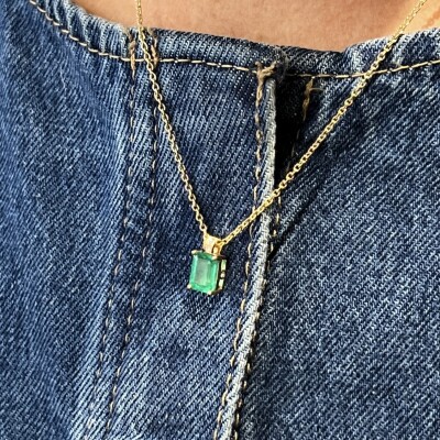 Collier en or jaune, émeraude de 1,53 carat et diamants