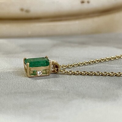 Collier en or jaune, émeraude de 1,53 carat et diamants