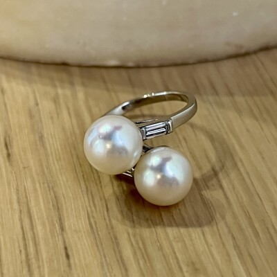 Bague Toi & Moi en or blanc, perles de culture et diamants de taille baguette pour 0,20 carat