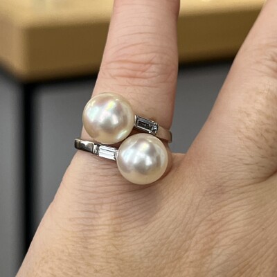 Bague Toi & Moi en or blanc, perles de culture et diamants de taille baguette pour 0,20 carat
