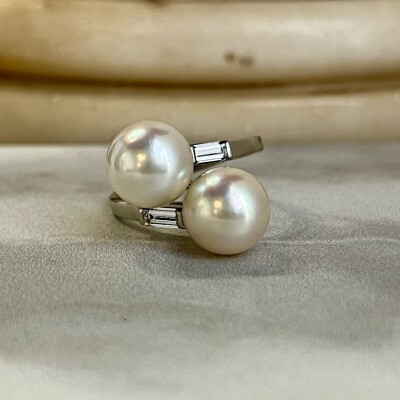 Bague Toi & Moi en or blanc, perles de culture et diamants de taille baguette pour 0,20 carat