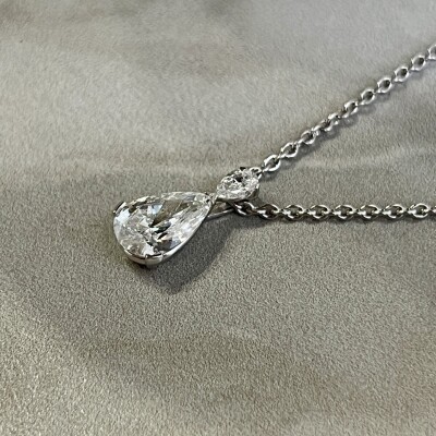 Collier Absolu en or blanc, diamant de taille poire de 1,22 carat blanc G SI2 et diamant de taille poire de 0,10 carat