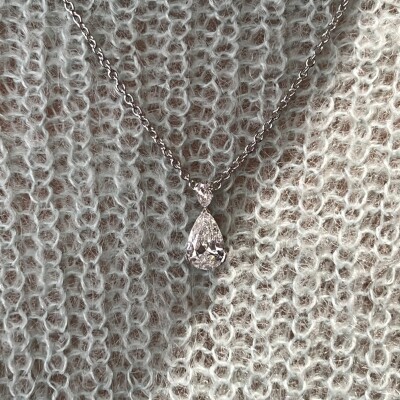 Collier Absolu en or blanc, diamant de taille poire de 1,22 carat blanc G SI2 et diamant de taille poire de 0,10 carat