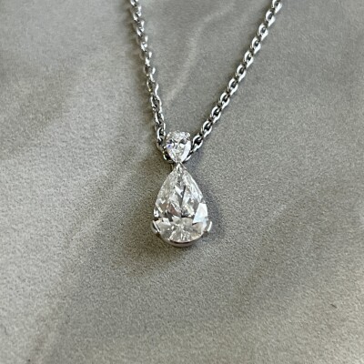 Collier Absolu en or blanc, diamant de taille poire de 1,22 carat blanc G SI2 et diamant de taille poire de 0,10 carat