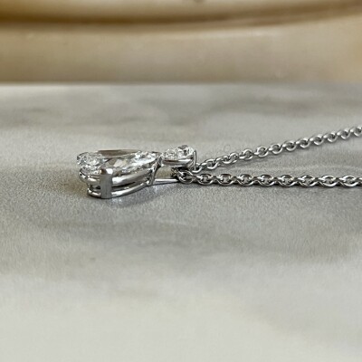 Collier Absolu en or blanc, diamant de taille poire de 1,22 carat blanc G SI2 et diamant de taille poire de 0,10 carat