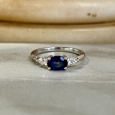 Bague Mademoiselle en or blanc, saphir ovale de 0,89 carat et diamants de taille poire