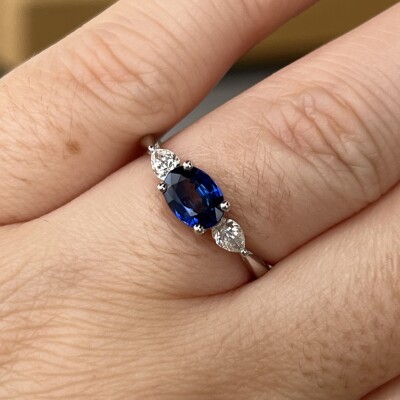 Bague Mademoiselle en or blanc, saphir ovale de 0,89 carat et diamants de taille poire