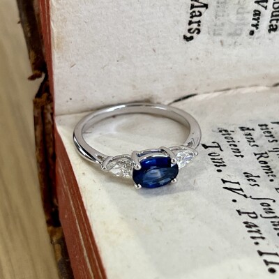 Bague Mademoiselle en or blanc, saphir ovale de 0,89 carat et diamants de taille poire