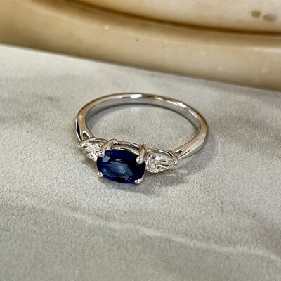 Bague Mademoiselle en or blanc, saphir ovale de 0,89 carat et diamants de taille poire
