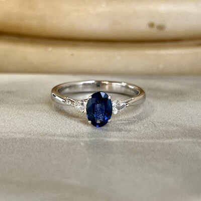 Bague Mademoiselle en or blanc, saphir ovale de 0,90 carat et diamants de taille poire
