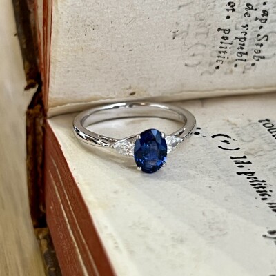 Bague Mademoiselle en or blanc, saphir ovale de 0,90 carat et diamants de taille poire
