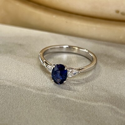 Bague Mademoiselle en or blanc, saphir ovale de 0,90 carat et diamants de taille poire