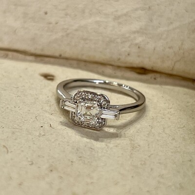 Bague Misia en or blanc, diamant de taille émeraude de 0,58 carat blanc exceptionnel E VS2, diamants baguette et diamants