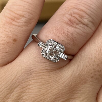 Bague Misia en or blanc, diamant de taille émeraude de 0,58 carat blanc exceptionnel E VS2, diamants baguette et diamants