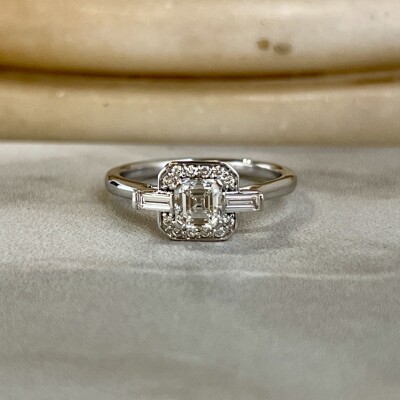 Bague Misia en or blanc, diamant de taille émeraude de 0,58 carat blanc exceptionnel E VS2, diamants baguette et diamants