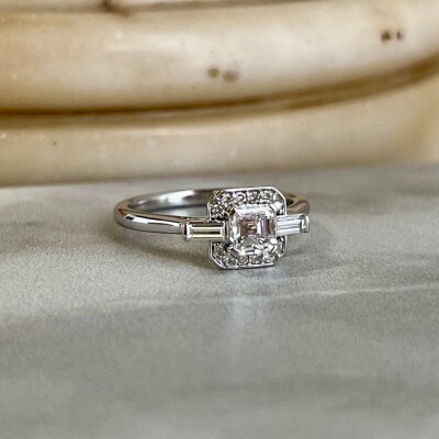 Bague Misia en or blanc, diamant de taille émeraude de 0,58 carat blanc exceptionnel E VS2, diamants baguette et diamants