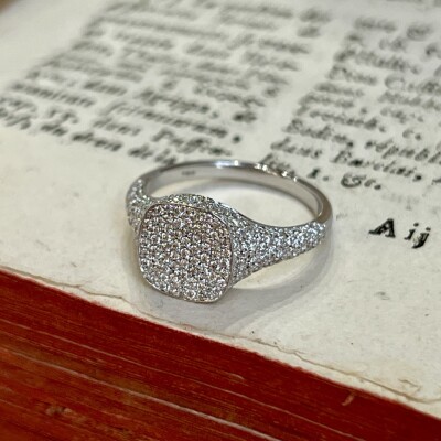 Chevalière en or blanc et diamants