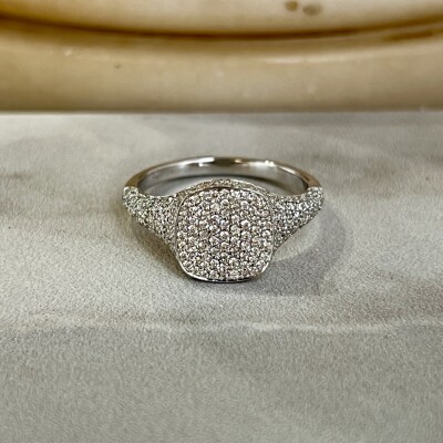 Chevalière en or blanc et diamants