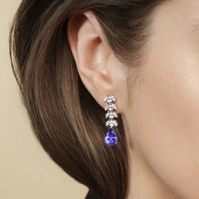 Boucles d’oreilles Sweety en or blanc, tanzanites de taille poire pour 3,90 carats, diamants taille marquise et poire pour 1,52 carat