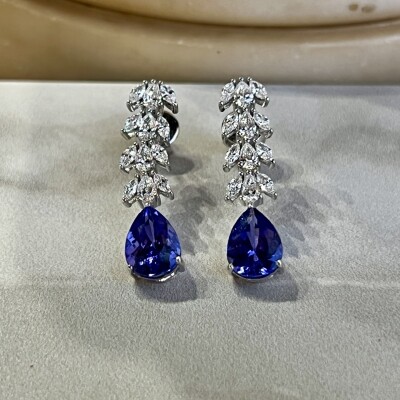 Boucles d’oreilles Sweety en or blanc, tanzanites de taille poire pour 3,90 carats, diamants taille marquise et poire pour 1,52 carat