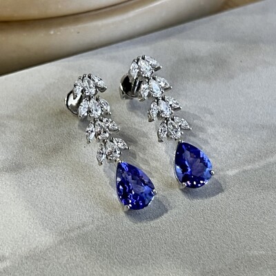 Boucles d’oreilles Sweety en or blanc, tanzanites de taille poire pour 3,90 carats, diamants taille marquise et poire pour 1,52 carat