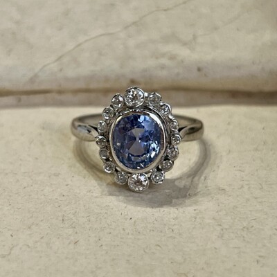 Bague en or blanc, saphir de Ceylan de 1,50 carat et diamants pour 0,40 carat