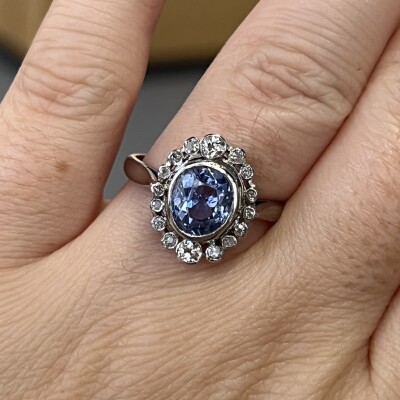 Bague en or blanc, saphir de Ceylan de 1,50 carat et diamants pour 0,40 carat