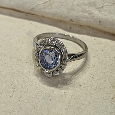 Bague en or blanc, saphir de Ceylan de 1,50 carat et diamants pour 0,40 carat