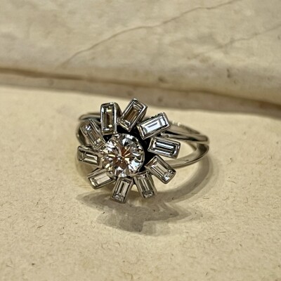 Bague Marguerite en or blanc, diamant central de 0,60 carat et diamants de taille baguette pour 1 carat