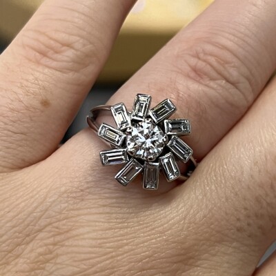 Bague Marguerite en or blanc, diamant central de 0,60 carat et diamants de taille baguette pour 1 carat