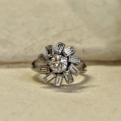 Bague Marguerite en or blanc, diamant central de 0,60 carat et diamants de taille baguette pour 1 carat