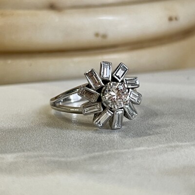 Bague Marguerite en or blanc, diamant central de 0,60 carat et diamants de taille baguette pour 1 carat