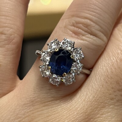 Bague Marguerite en or blanc et or jaune, saphir de taille ovale de 1,60 carat et diamants pour 1,20 carat