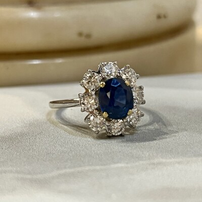 Bague Marguerite en or blanc et or jaune, saphir de taille ovale de 1,60 carat et diamants pour 1,20 carat